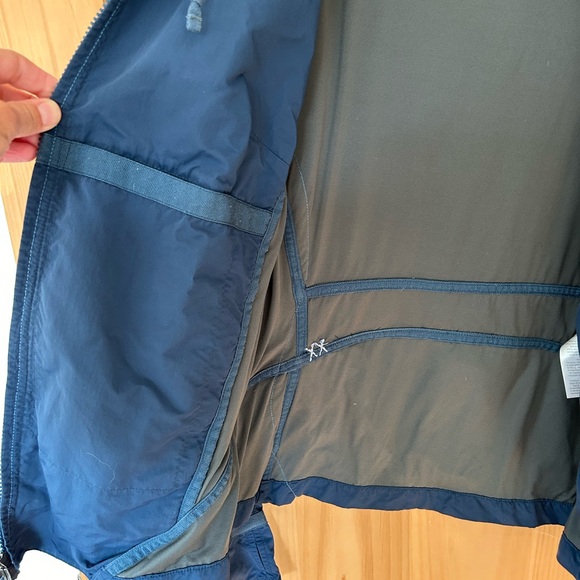 Mountain Hardwear jacket - water-resistant nylon shell with cool details - Picture 3 of 8